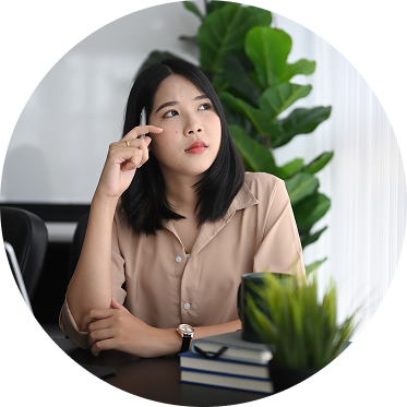 portrait-of-businesswoman-looking-away-and-thinkin-2024-11-29-05-17-34-utc